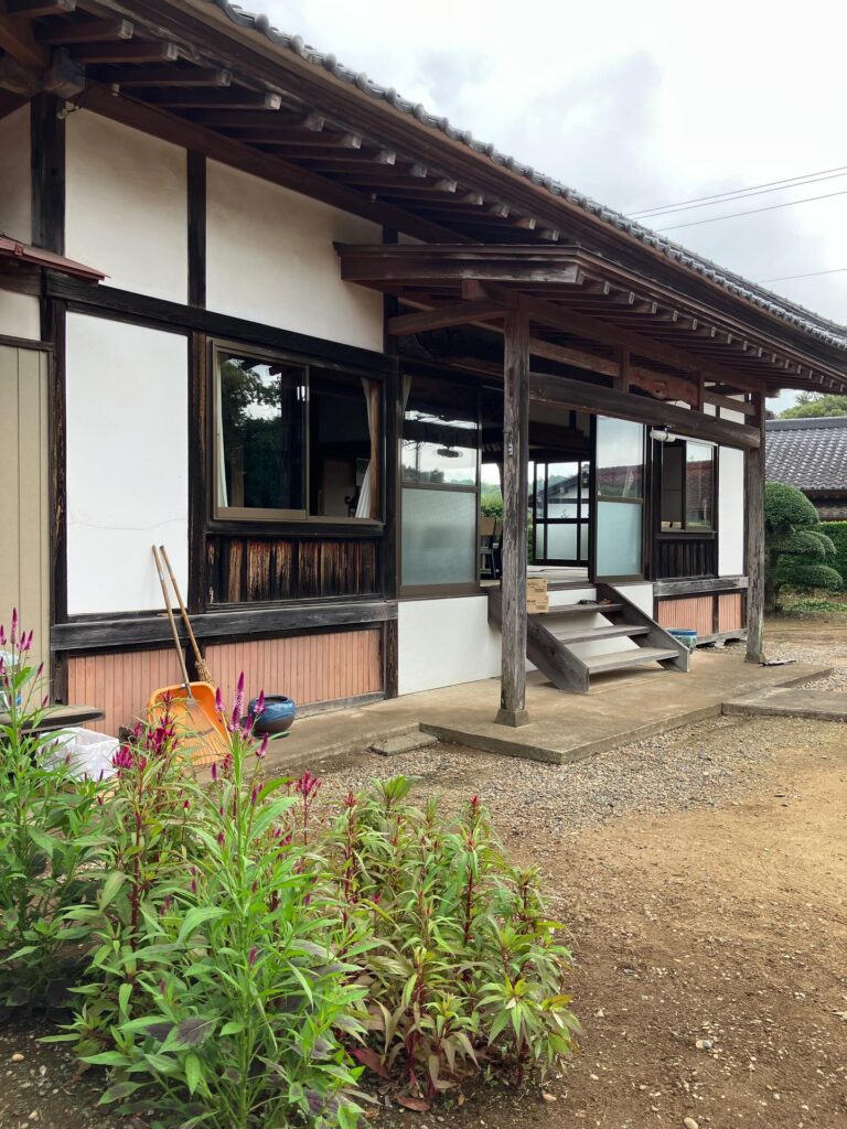 お盆前、地区全戸によるお寺掃除