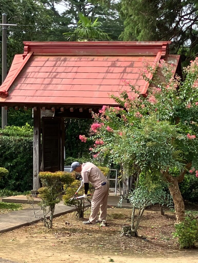 お盆前、地区全戸によるお寺掃除